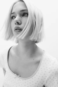 Robe à détails surjetés avec jupe évasée