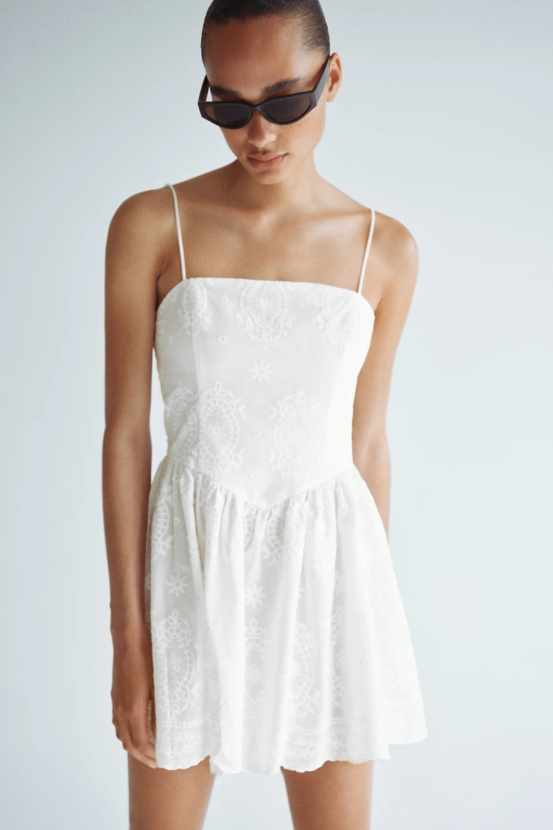 Robe brodée à jupe évasée