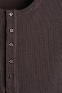 Chemise côtelée à encolure boutonnée près du corps