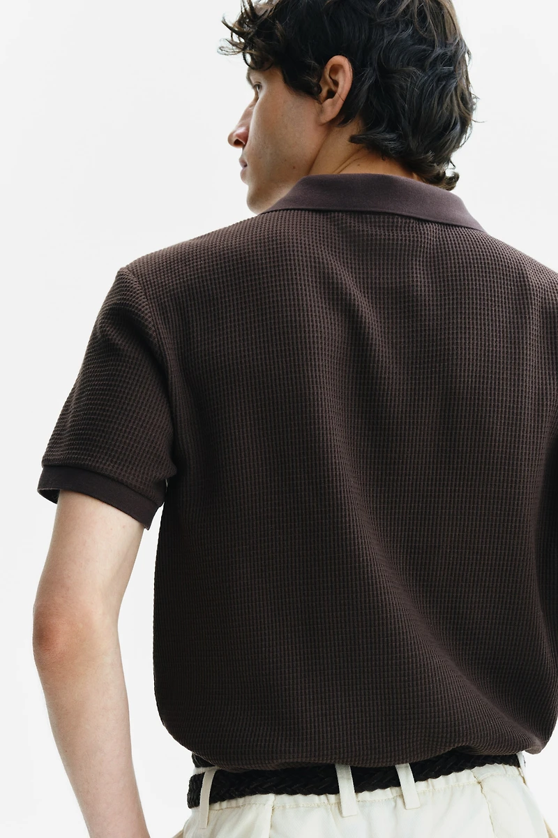 Polo près du corps en tricot gaufré