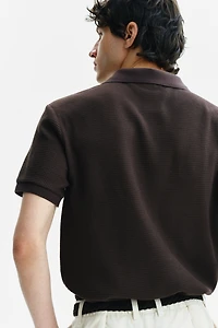 Polo près du corps en tricot gaufré