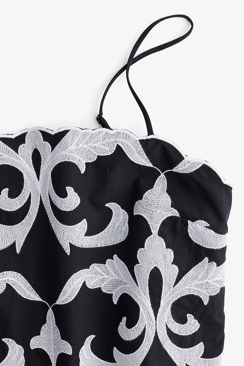 Robe brodée à bretelles fines