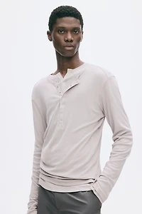 T-shirt près du corps à encolure boutonnée