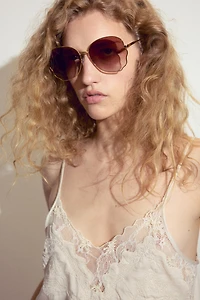 Lunettes de soleil avec détails ondulés