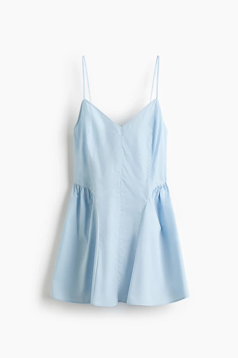 Robe à bretelles fines avec jupe évasée