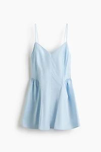 Robe à bretelles fines avec jupe évasée