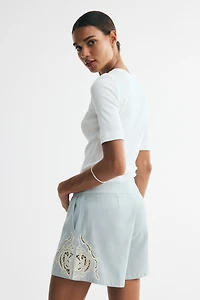 Short en lin mélangé avec broderie anglaise
