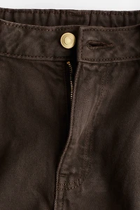 Short en denim à bords frangés