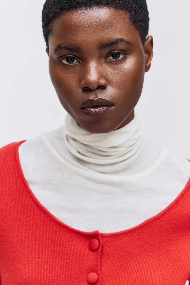 Gilet en tricot côtelé à encolure dégagée