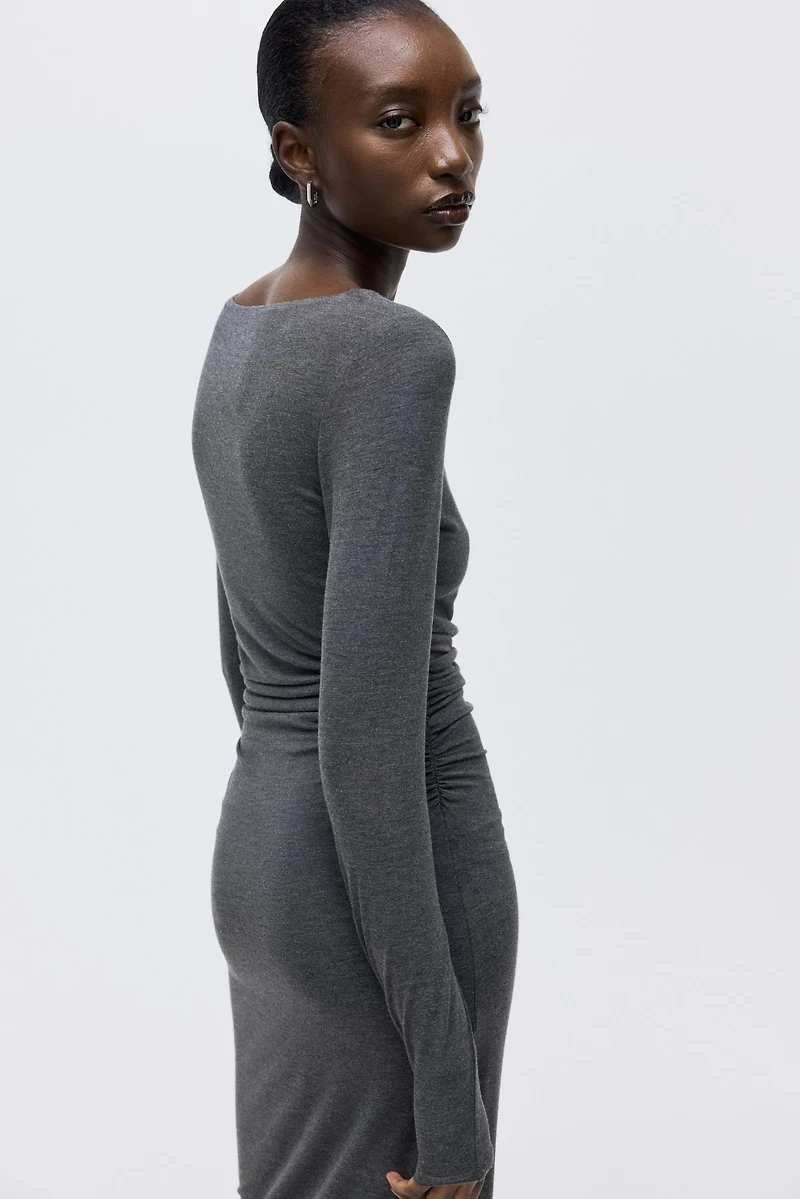 Robe moulante à effet drapé