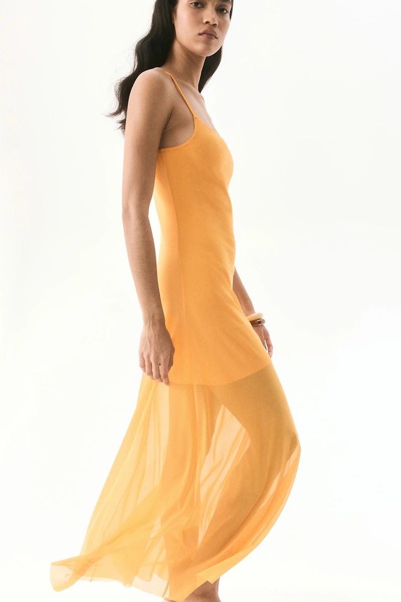 Robe en filet à bretelles fines