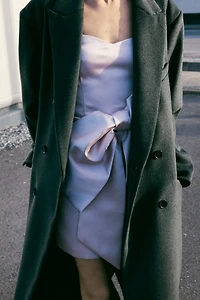 Robe bustier en satin avec boucle devant