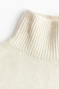 Chandail en tricot fin avec col cheminée