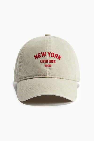 Casquette en sergé avec motif brodé