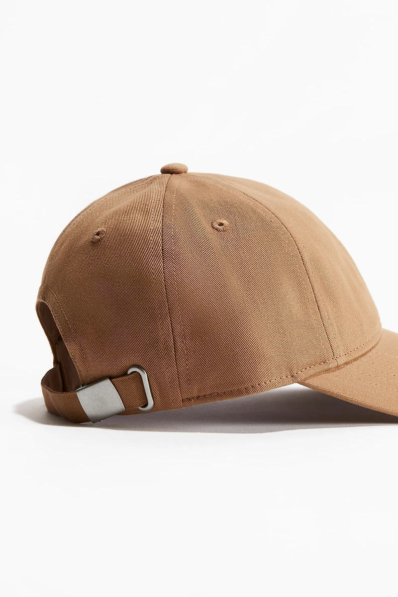 Casquette en sergé avec motif brodé