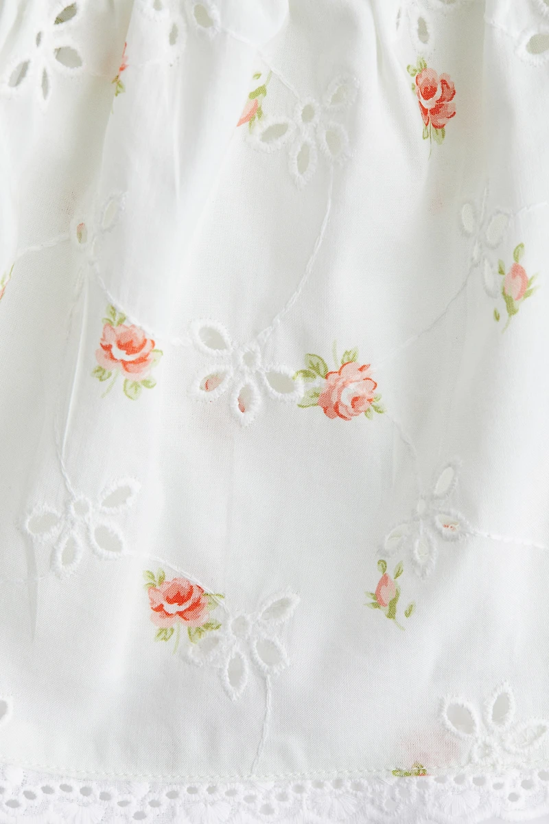 Haut à bretelles fines avec broderie anglaise