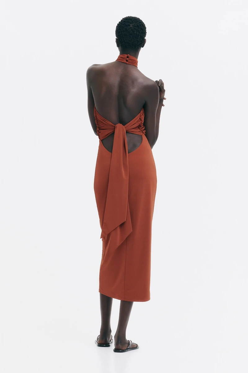 Robe découpée avec détail torsadé