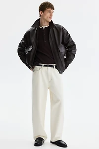 Chemise côtelée à encolure boutonnée près du corps