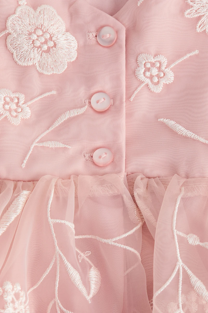 Robe brodée en organza