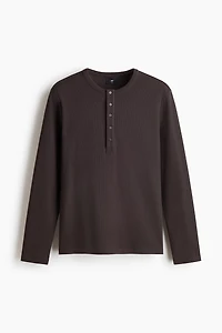 Chemise côtelée à encolure boutonnée près du corps