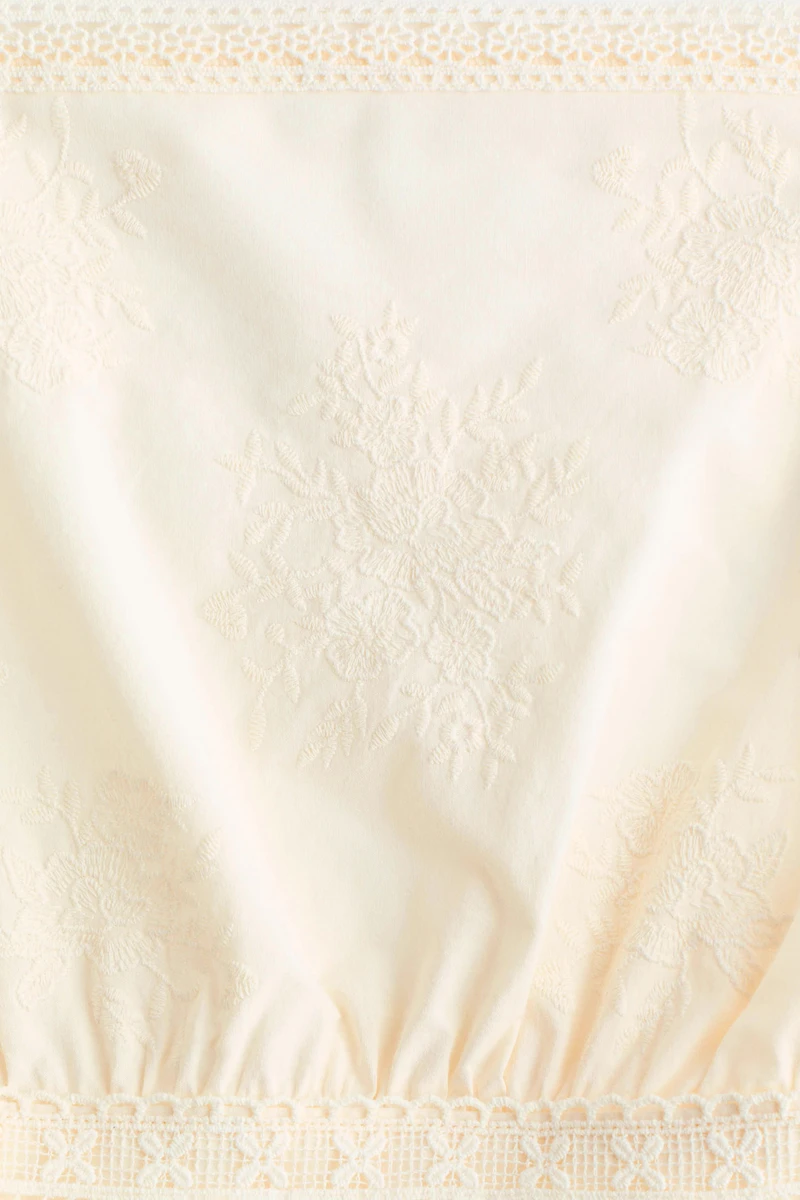 Robe à dos ouvert avec dentelle