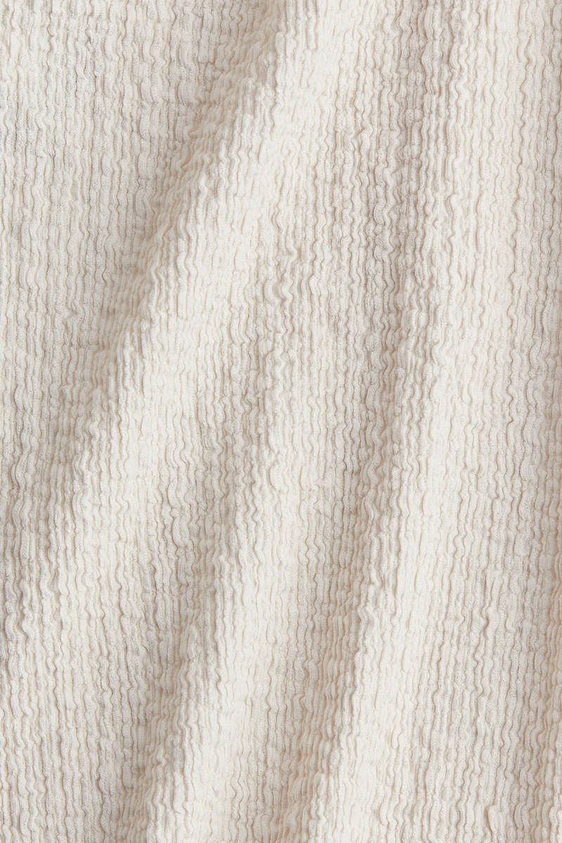 Robe froissée avec détails surjetés