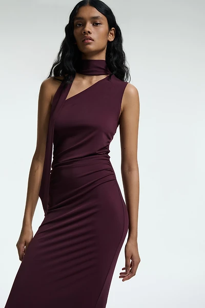 Robe asymétrique à effet drapé