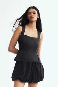 Haut péplum avec dos ouvert