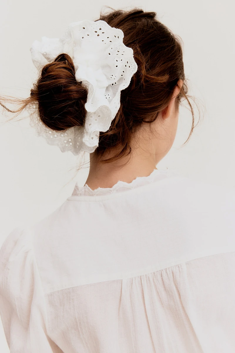 Cache-élastique avec broderie anglaise