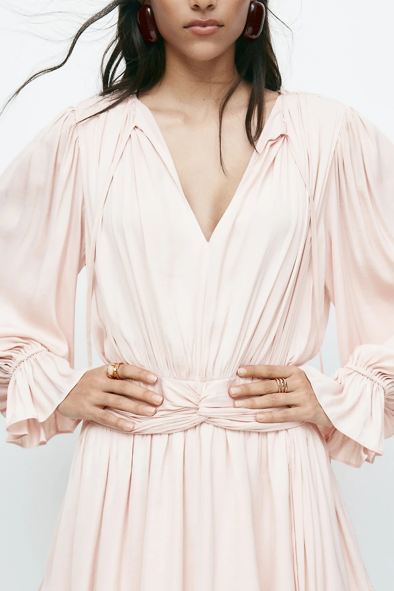 Robe drapée avec détail noué