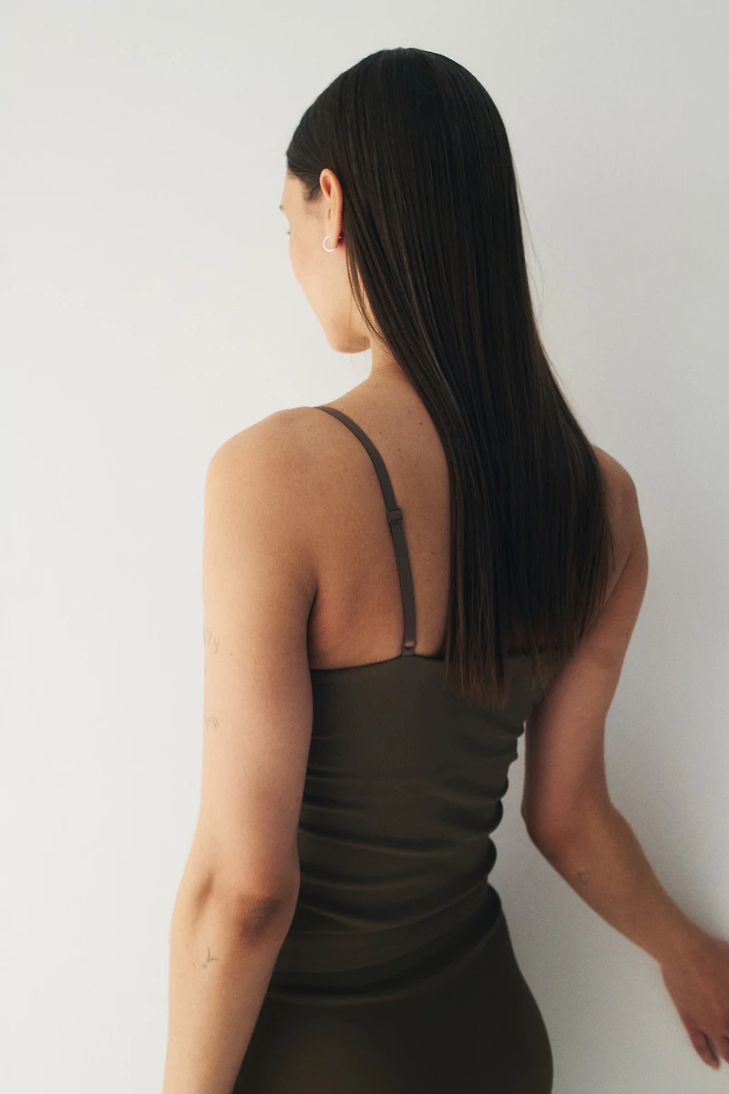 Haut frais à bretelles, élastique en tous sens