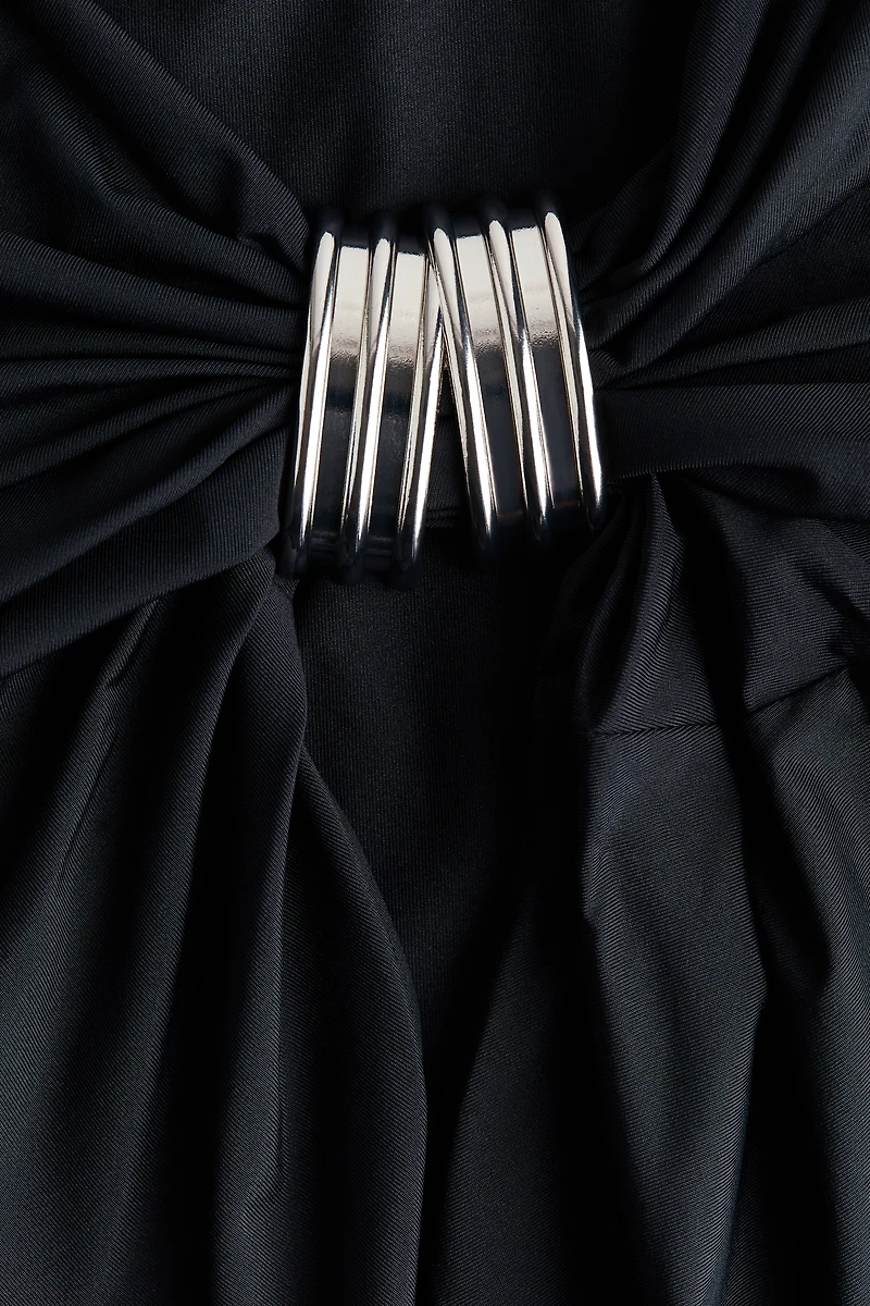 Haut dos nu très long