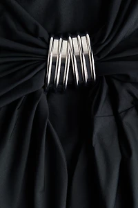 Haut dos nu très long