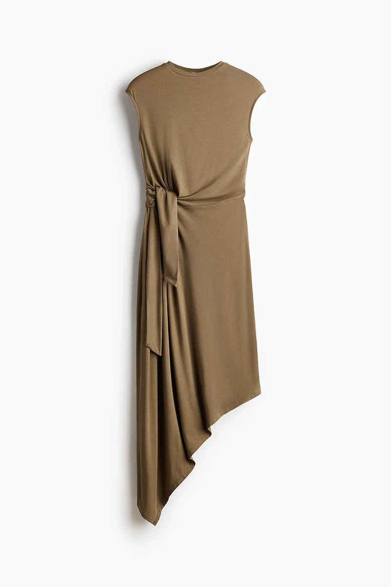 Robe asymétrique avec détail à nouer