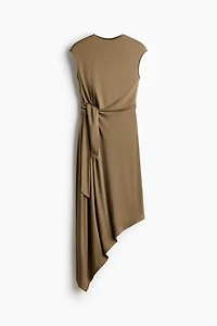 Robe asymétrique avec détail à nouer