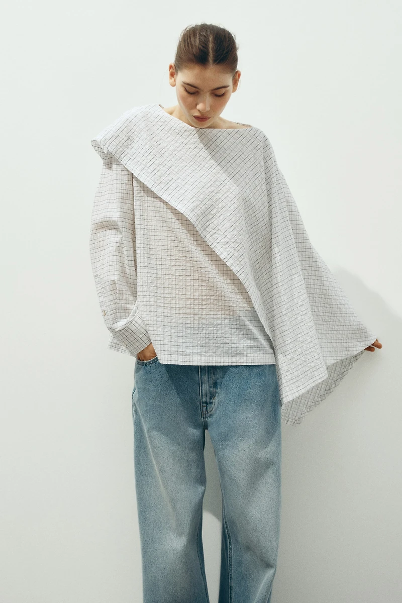 Blouse en crépon avec cape