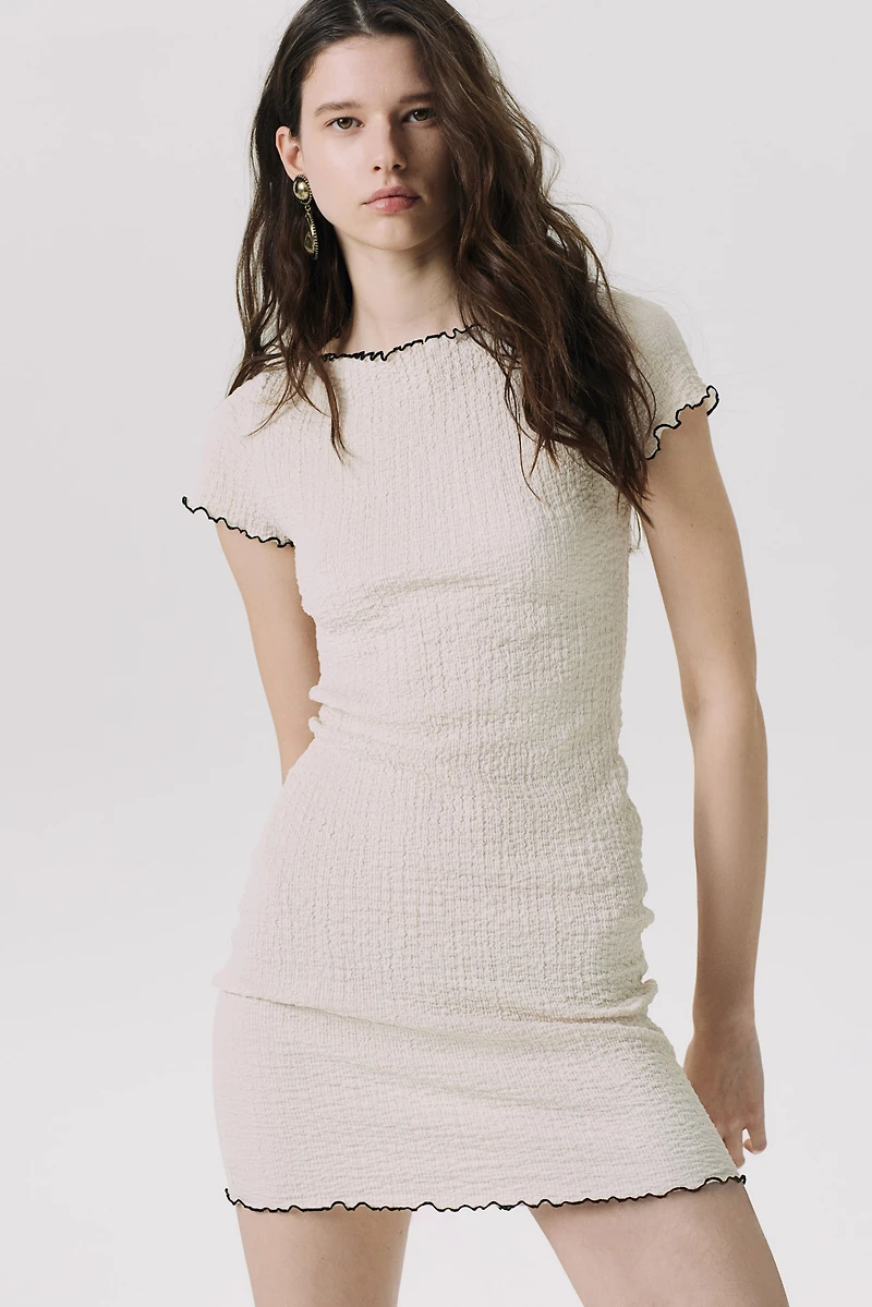 Robe froissée avec détails surjetés