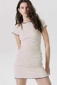 Robe froissée avec détails surjetés