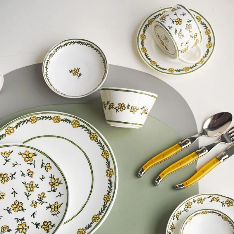 H. Daisy Chain 8" Salad Dessert Plate