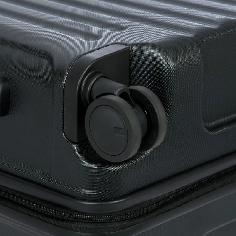 Capri 2.0 30" Expandable Spinner Suitcase