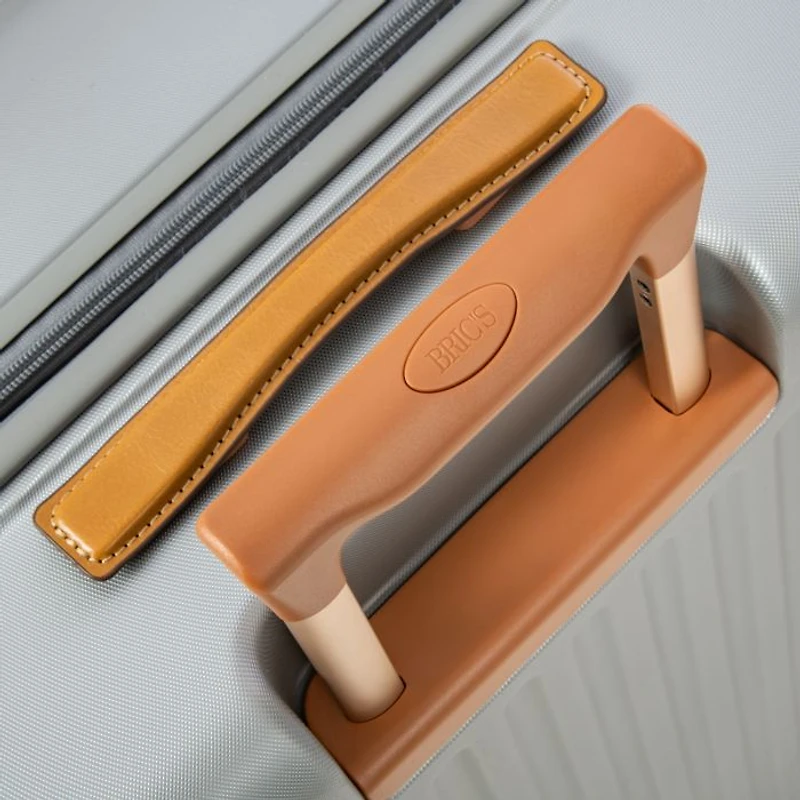 Capri 2.0 32" Expandable Spinner Suitcase