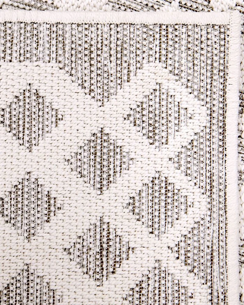 Orian Knitweave Indoor/Outdoor Shining Diamond Area Rug, 5'3" x 7'6"