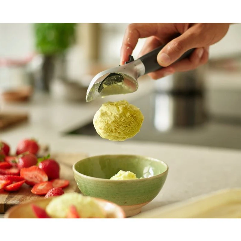Elevate Ice Cream Scoop with Integrated Tool Rest