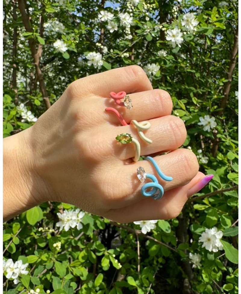 Panna Enamel Peridot Baby Vine Ring