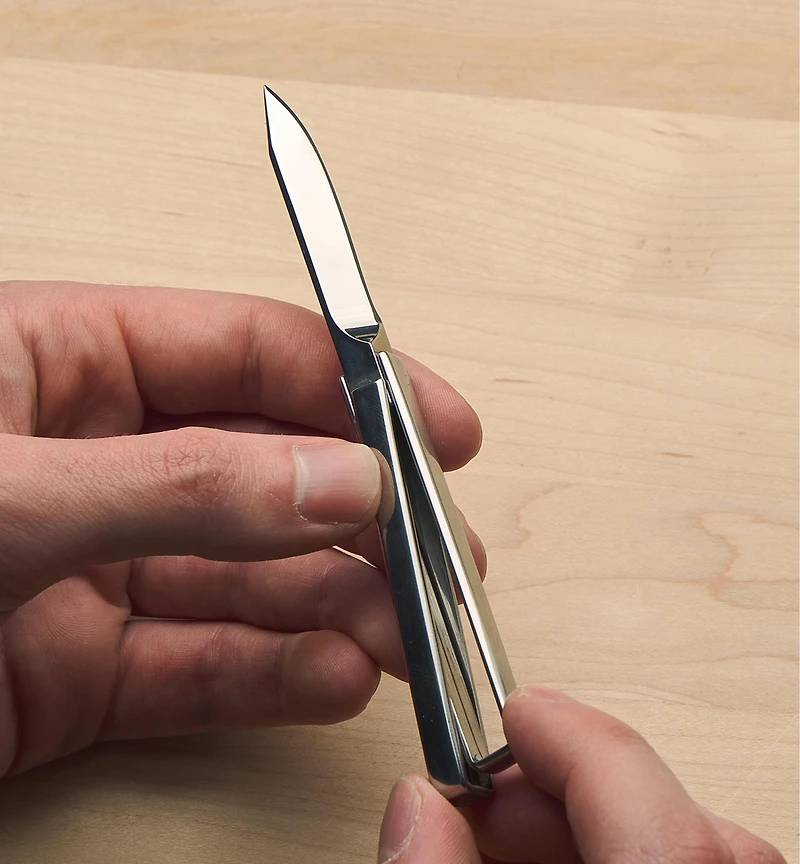 Couteau à lame dissimulable