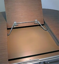 Mécanisme à bascule pour table à rallonge escamotable pliante