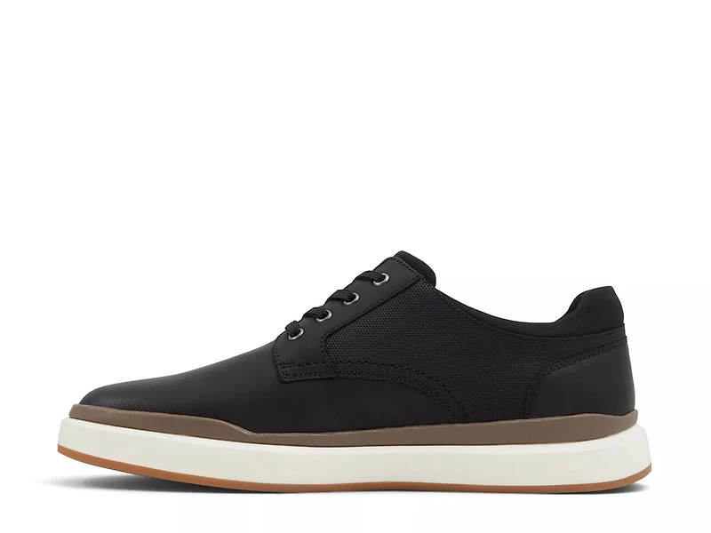 Upton Sneaker