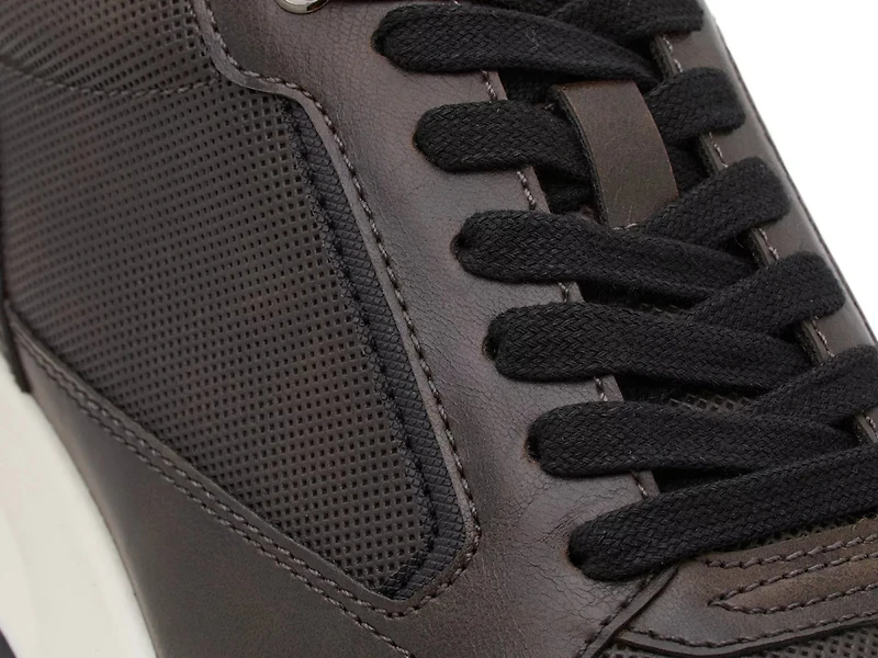 Ronaan Sneaker