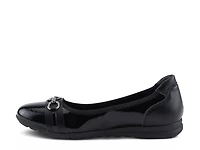 Lauryn Flat