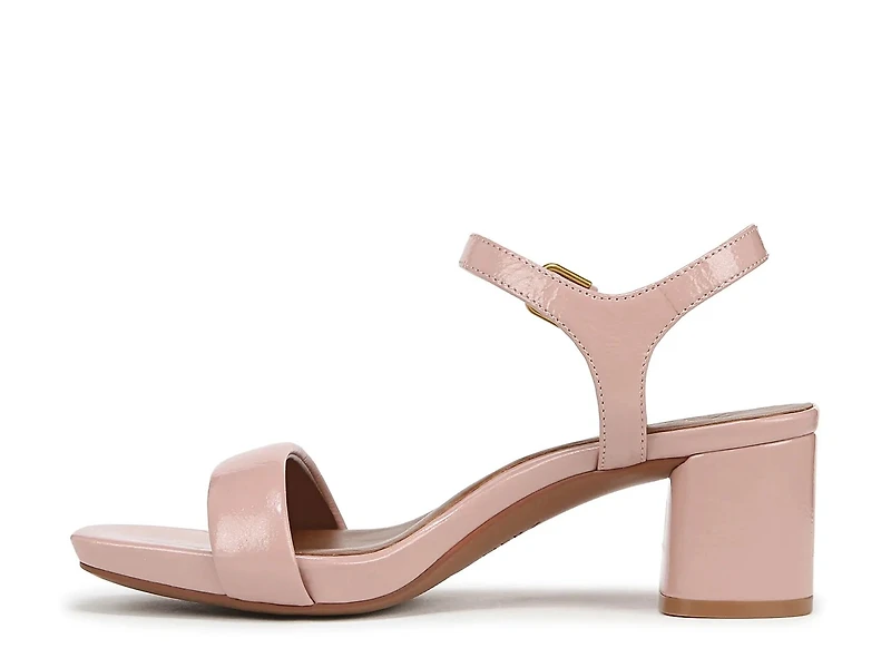 Izzy Sandal
